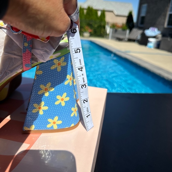 NWT GB Ulti-Mate Floral Rainbow Rhinestone Retro Platform 70's Sandals - Picture 9 of 15